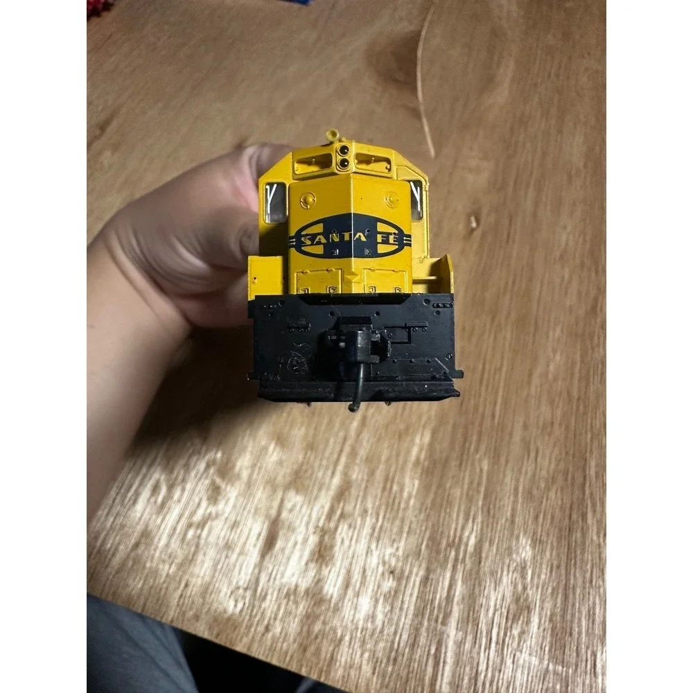 Santa Fe Locomotive Train Model 3356 Yellow Black Diecast HO Scale